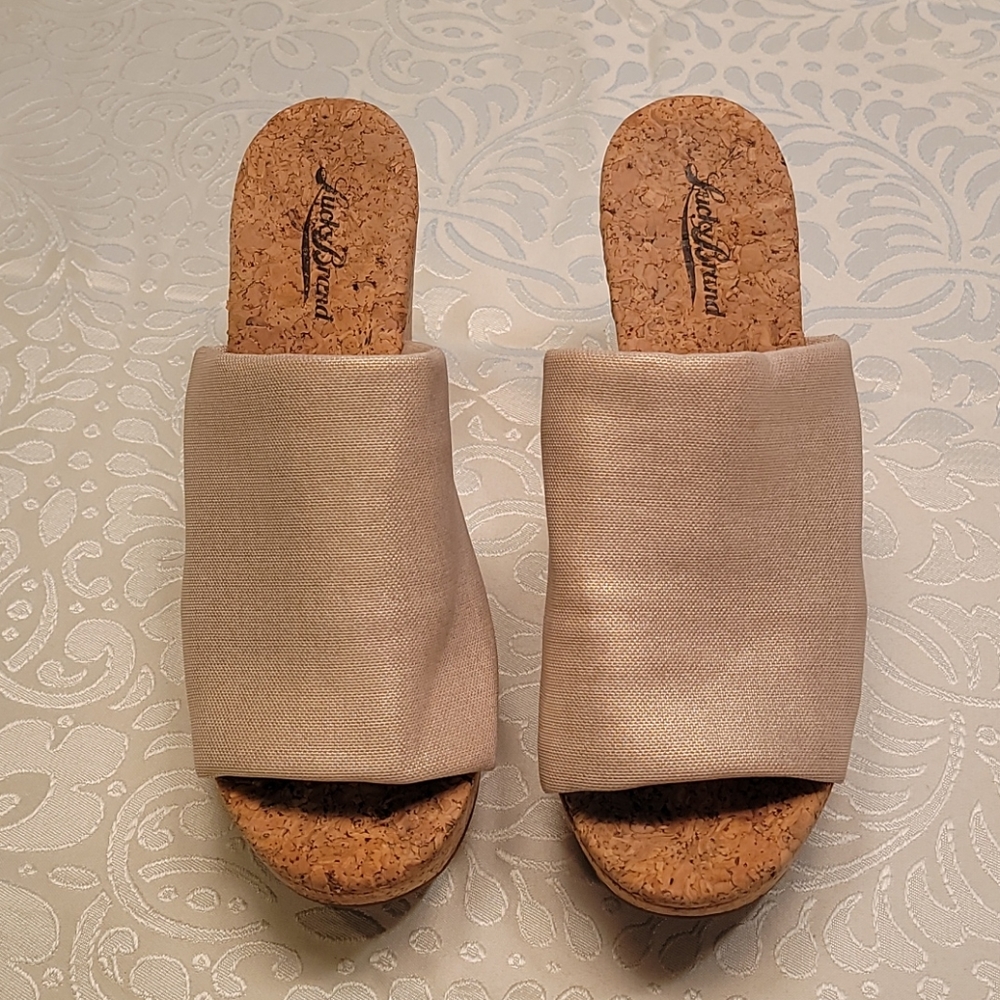 LUCKY BRAND Like New Golden Wedge Sandal
